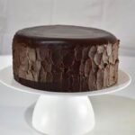 L’incroyable gâteau au chocolat, recouvert d’une ganache au beurre