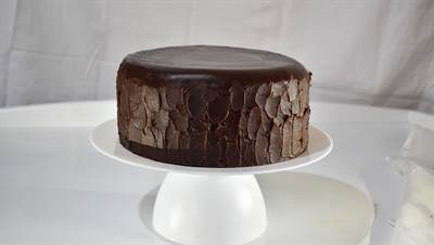 L’incroyable gâteau au chocolat, recouvert d’une ganache au beurre
