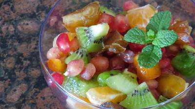 Salade de fruits d’automne : grenade, Kiwi, dattes, oranges