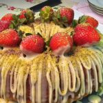 Gâteau ultra moelleux à la pâte à tartiner, chocolat blanc & fraises