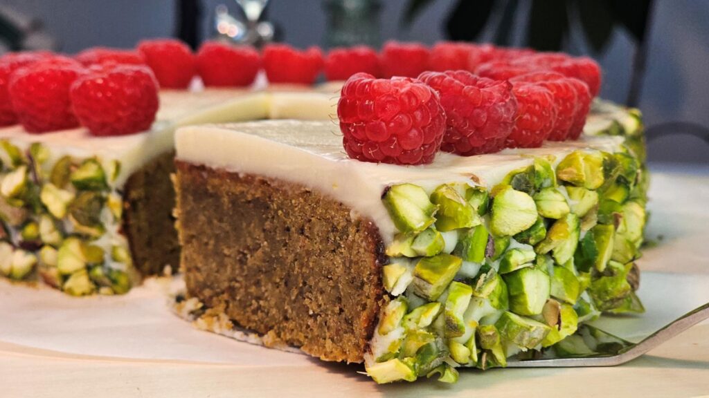 Gâteau Pistache, Citron & Framboises – Sans farine et ultra fondant
